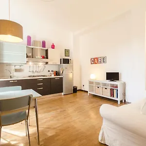 https://inner-bo-terrazzino-vista-tetti-in-centro-storico.emilia-romagnahotels.net